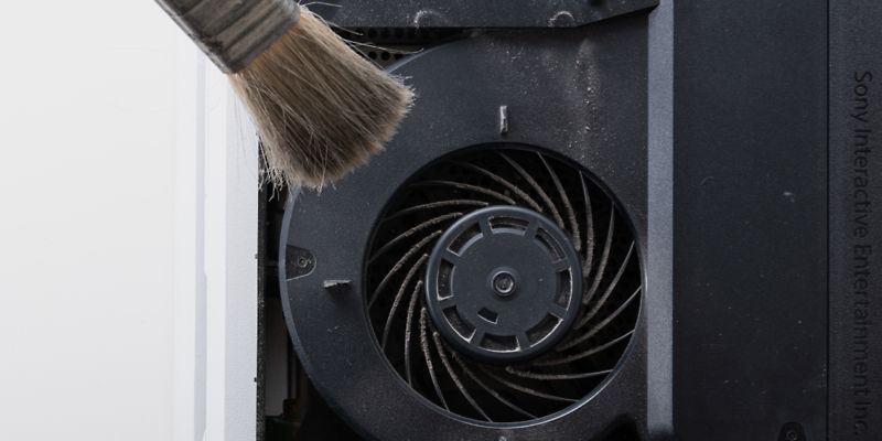 Hoe maak ik een normale PS4 schoon?