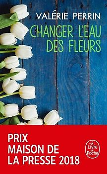 Changer l'eau des fleurs