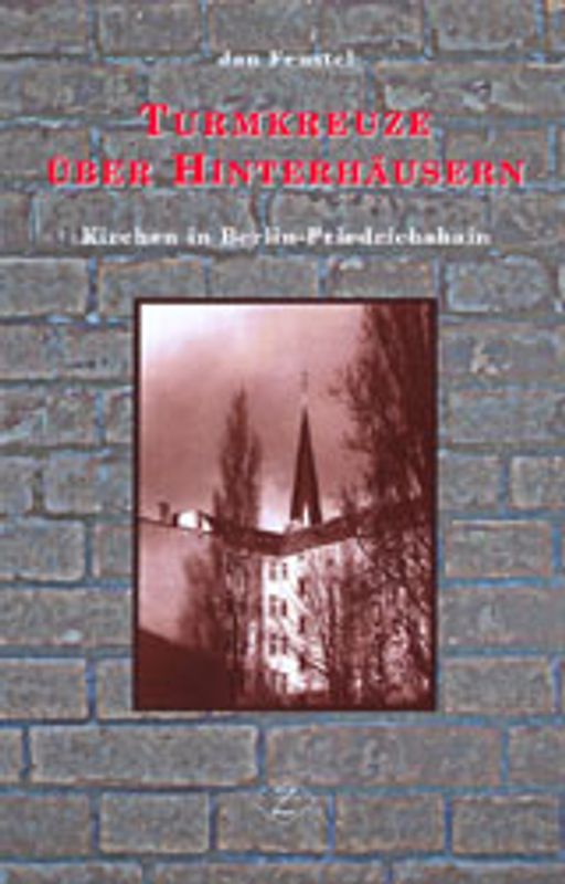 Turmkreuze über Hinterhäusern