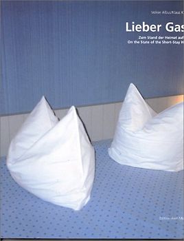 "Lieber Gast". Zum Stand der Heimat auf Zeit - Das Hotelzimmer /Dear Guest on the State of the Short-Stay Home - The Hotel Room