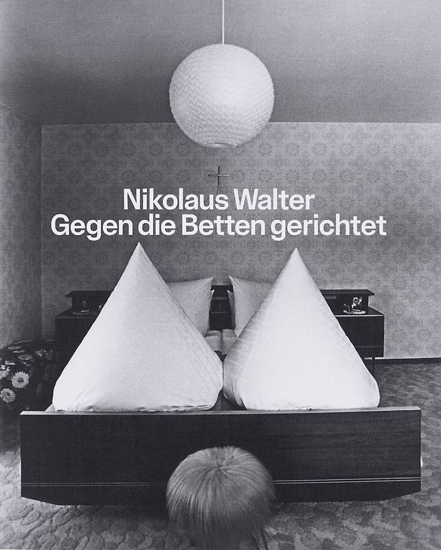 Gegen die Betten gerichtet