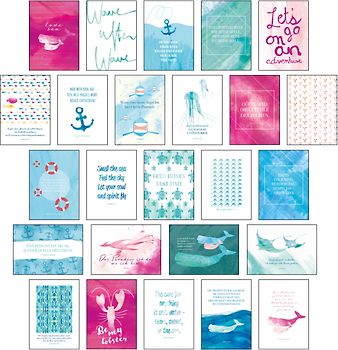 Postkarten Set „Sand & Sea“ – 25 hochwertige Postkarten mit sommerlichen Motiven sowie inspirierenden und motivierenden Sprüchen & Zitaten zum Dekorieren oder Verschicken. Von Hand designte Spruchkarten Sommer, Sonne, Strand & Meer