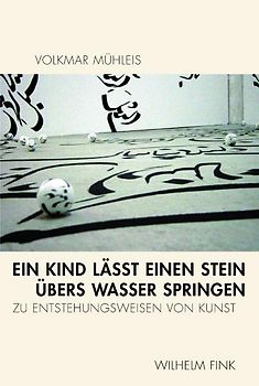 Ein Kind lässt einen Stein übers Wasser springen